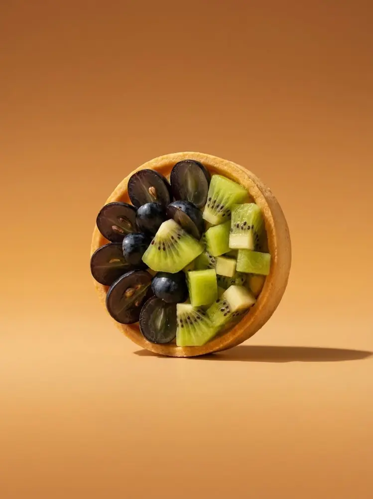 Tartlet with grapes and kiwi